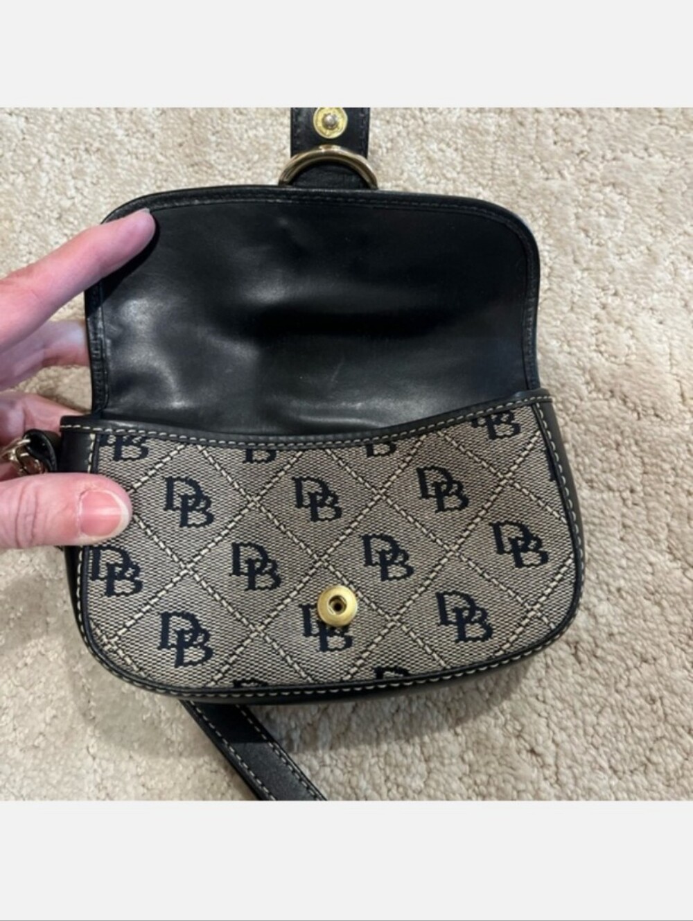 Dooney & Bourke Signature Logo Flap Wristlet Grey & Black NWOT - Picture 6 of 8
